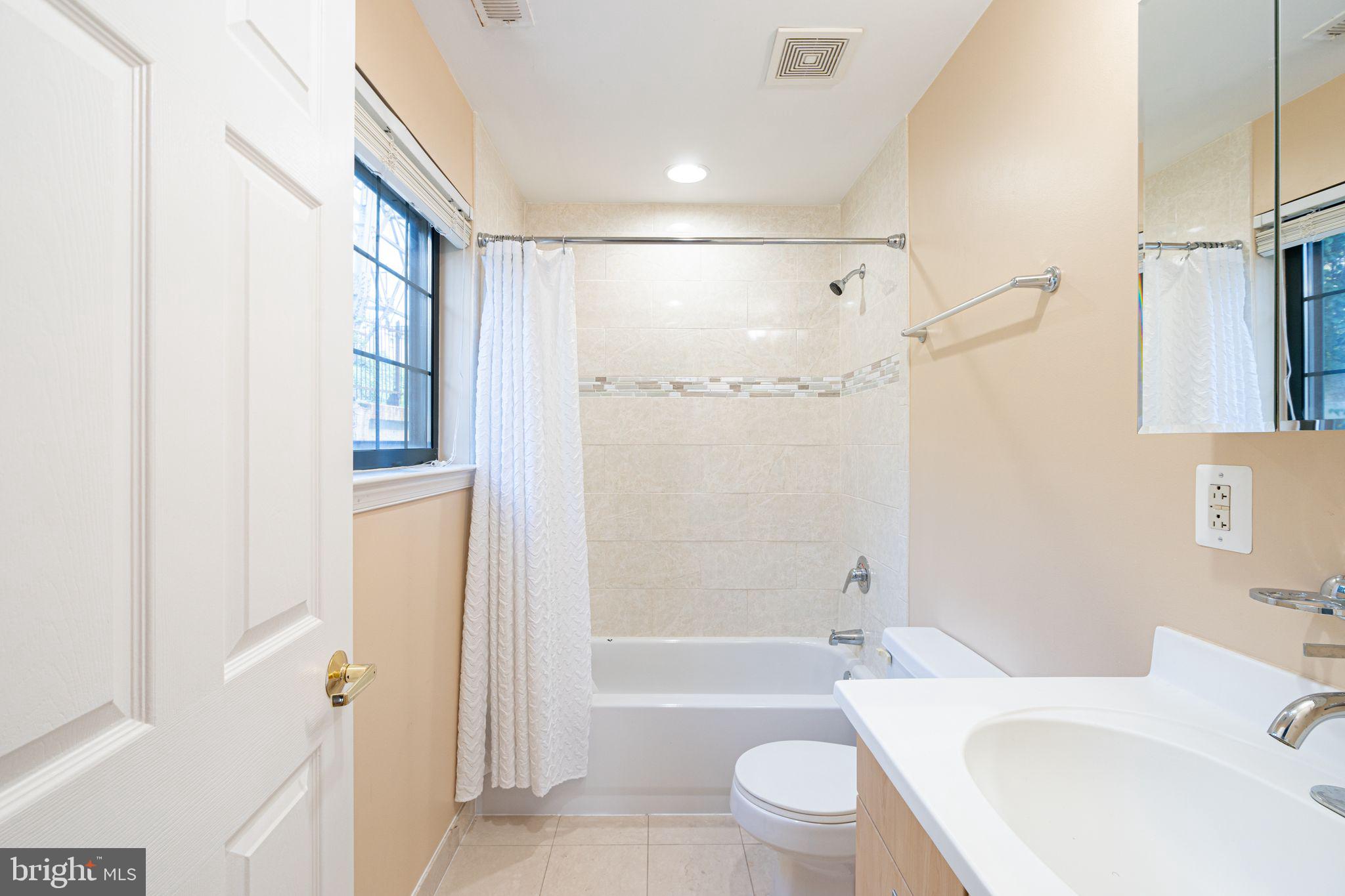 2 LEVERINGTON AVE #39