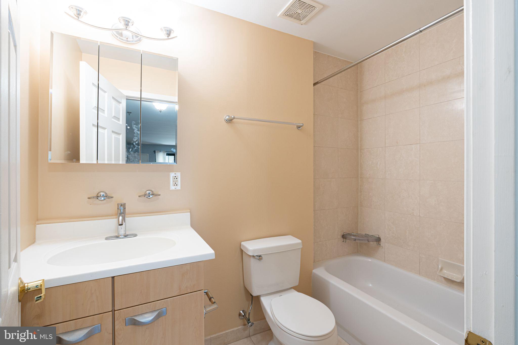 2 LEVERINGTON AVE #39