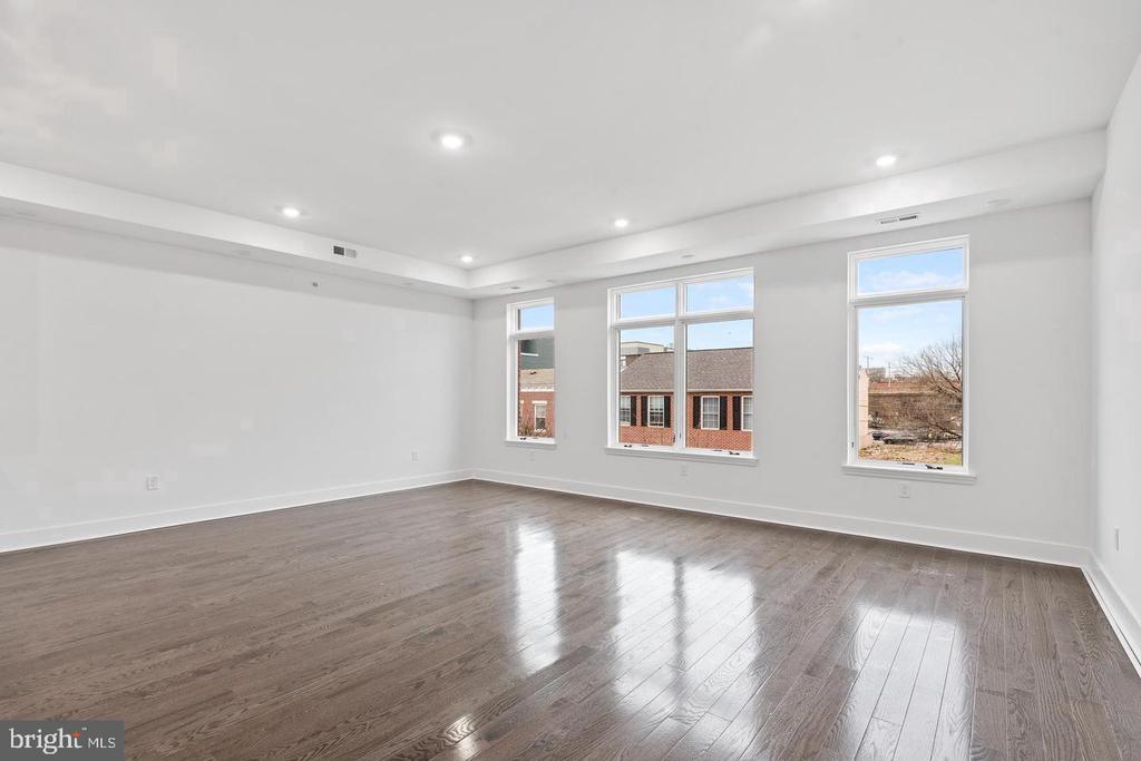 1335 N FRANKLIN ST #3A