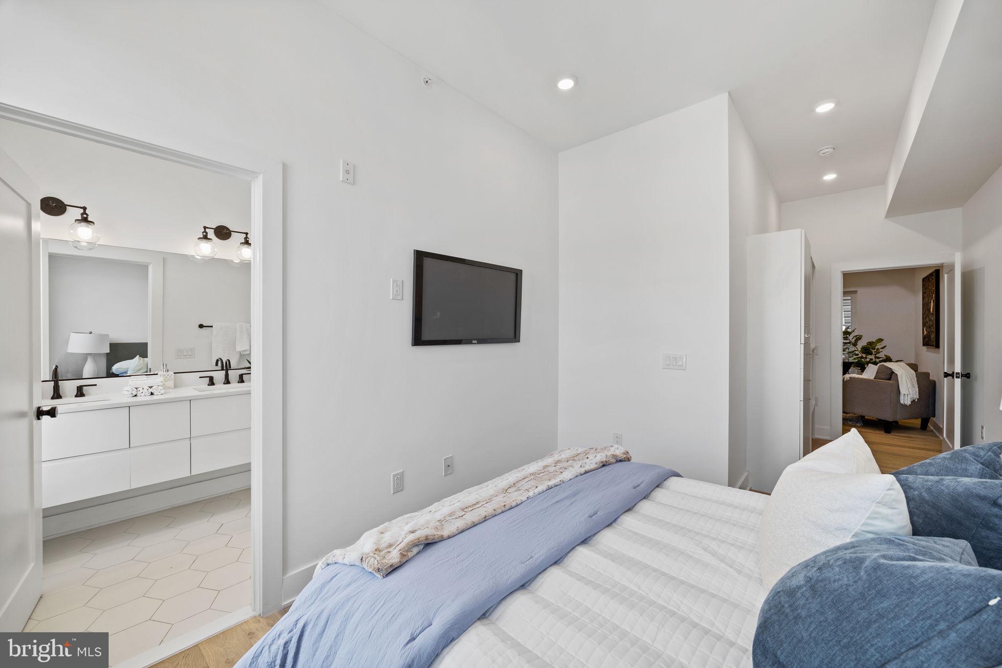 1513 CHRISTIAN STREET 4