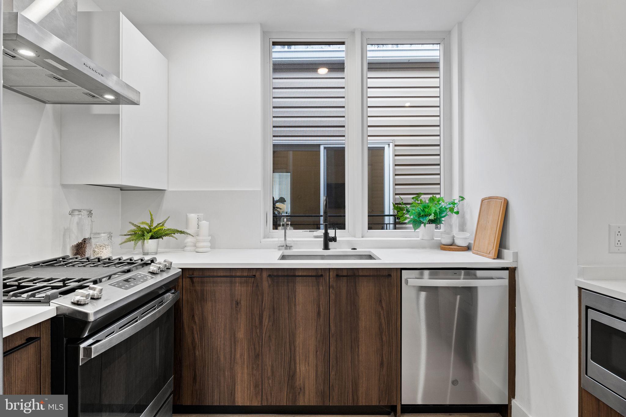 1513 CHRISTIAN STREET 4