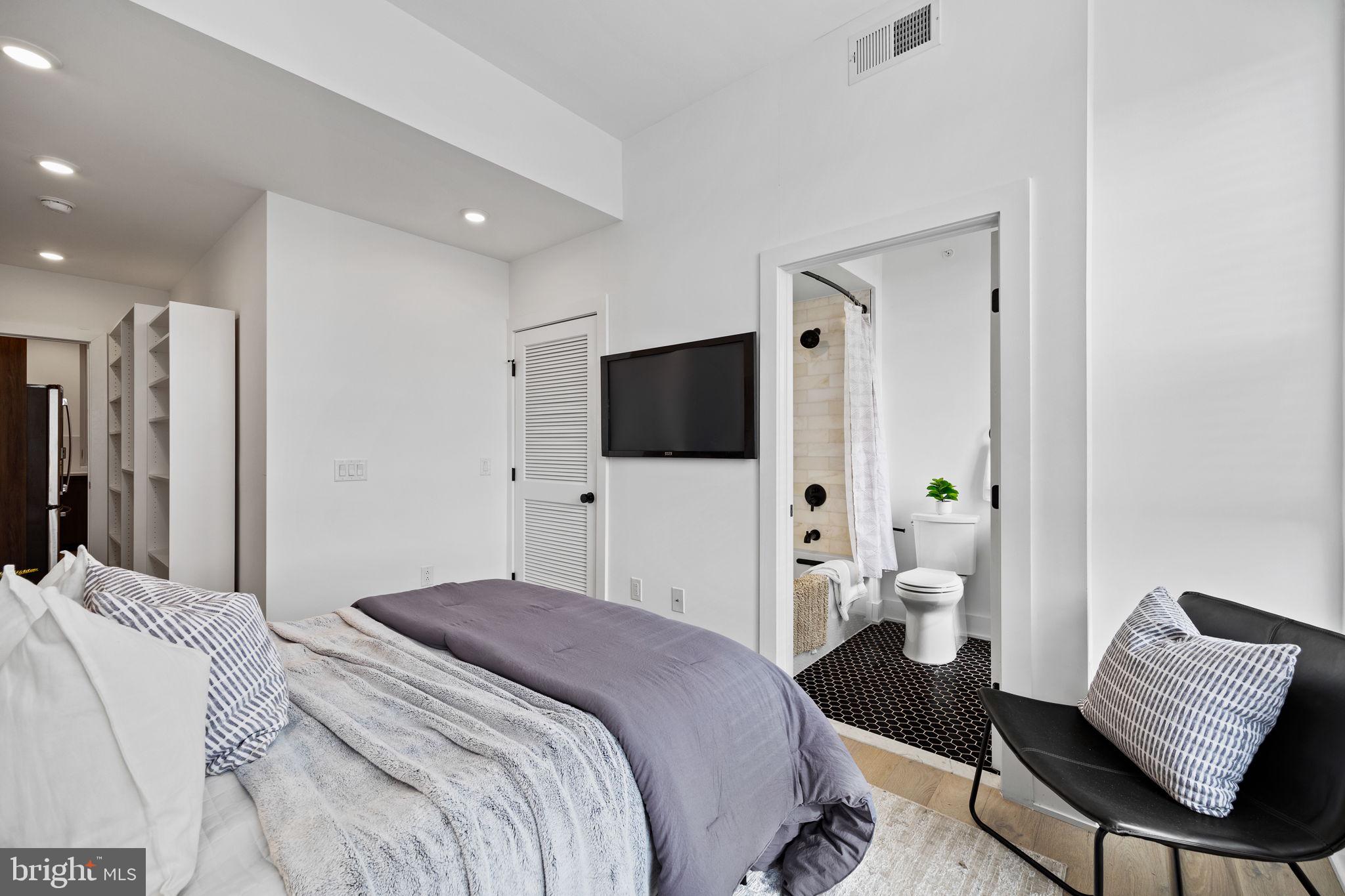 1513 CHRISTIAN STREET 4