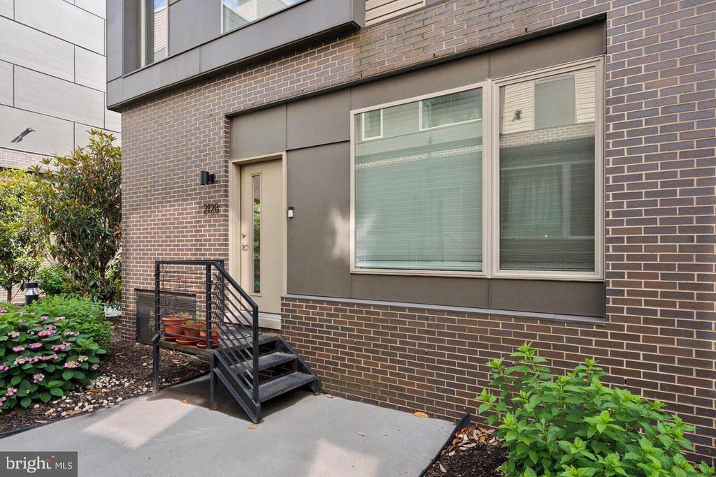 2128 KENSINGTON WALK