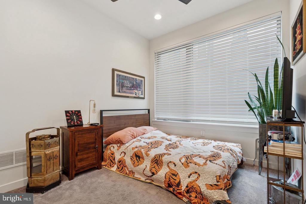 2128 KENSINGTON WALK