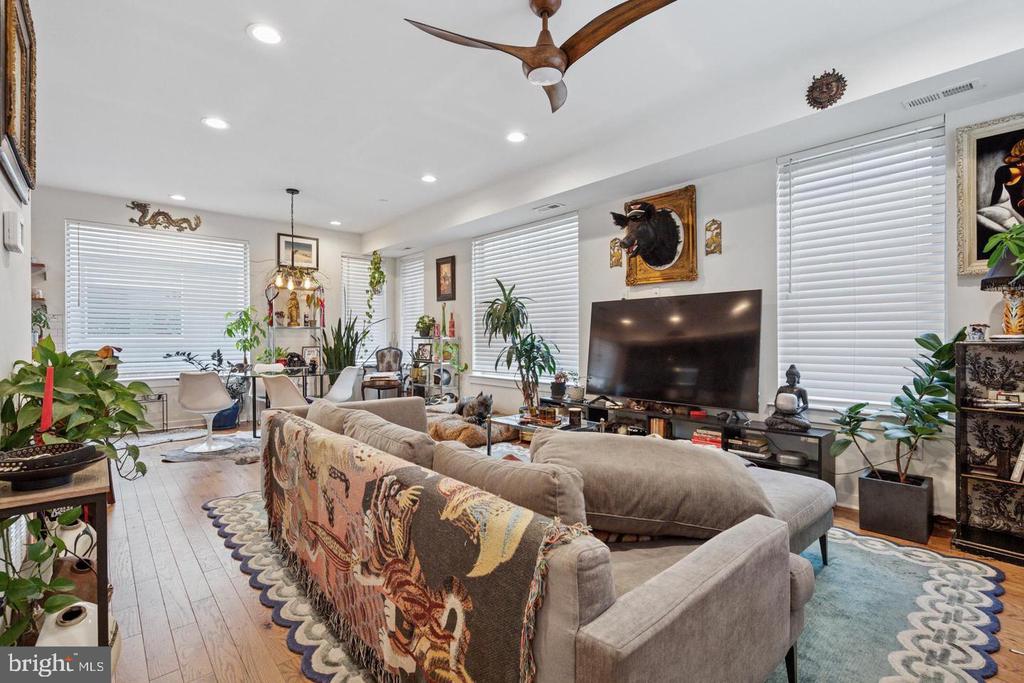 2128 KENSINGTON WALK