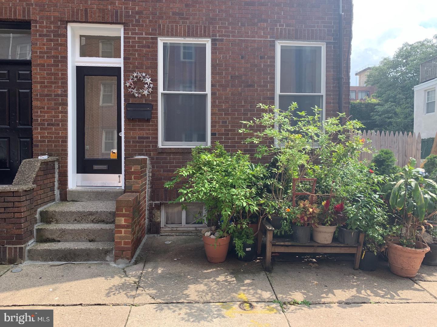 1112 CARPENTER ST #3RD FLOOR