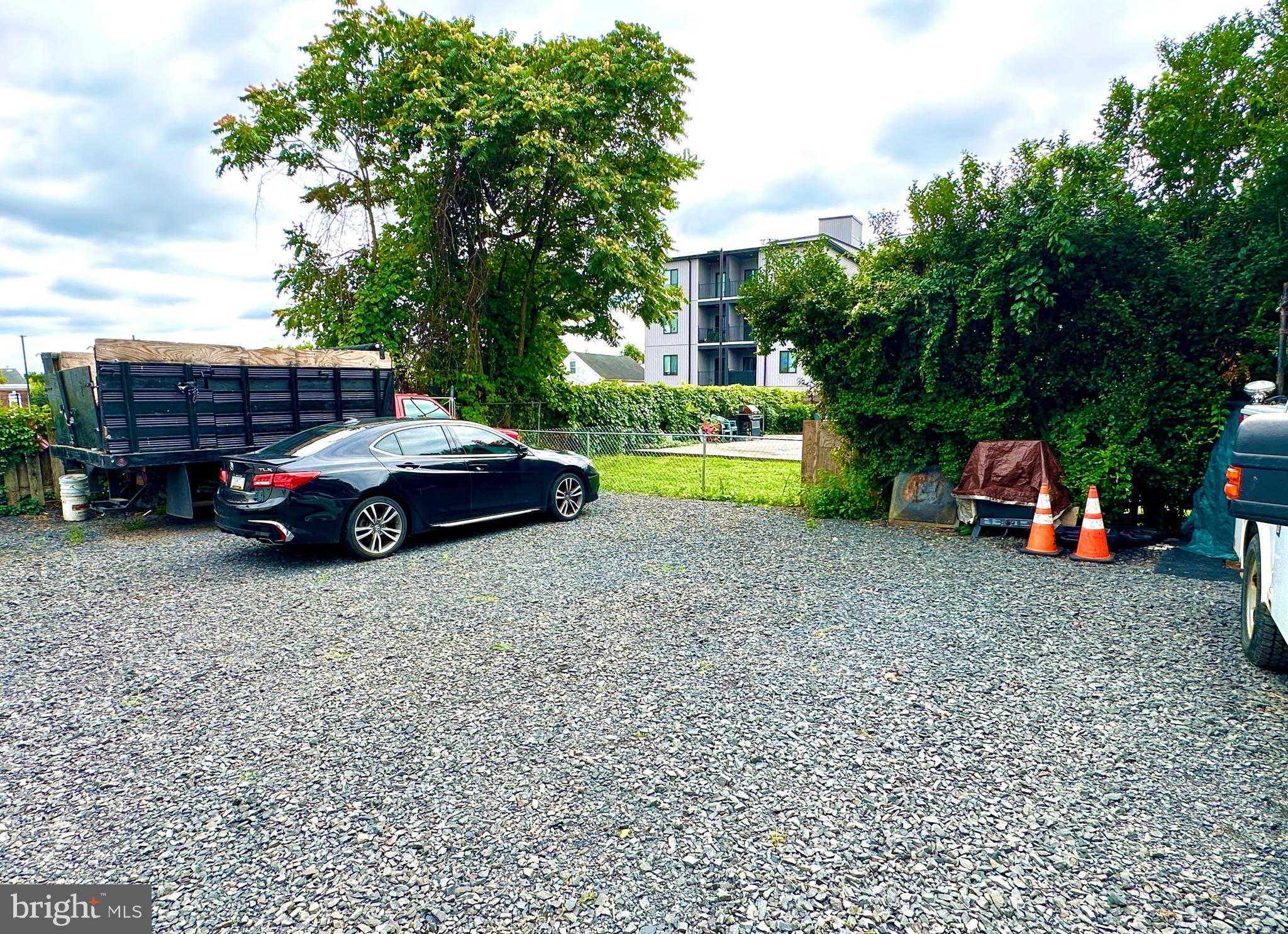 525 LEVERINGTON AVENUE 1R