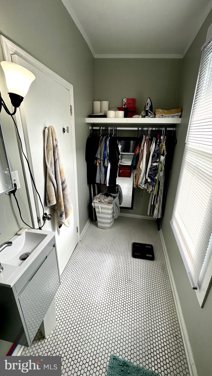 525 LEVERINGTON AVENUE 1R