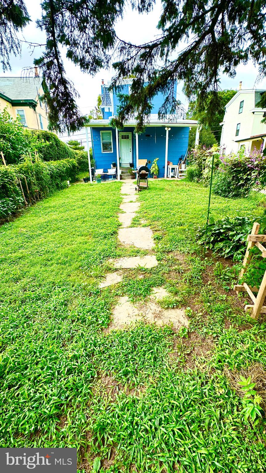 525 LEVERINGTON AVENUE 1R