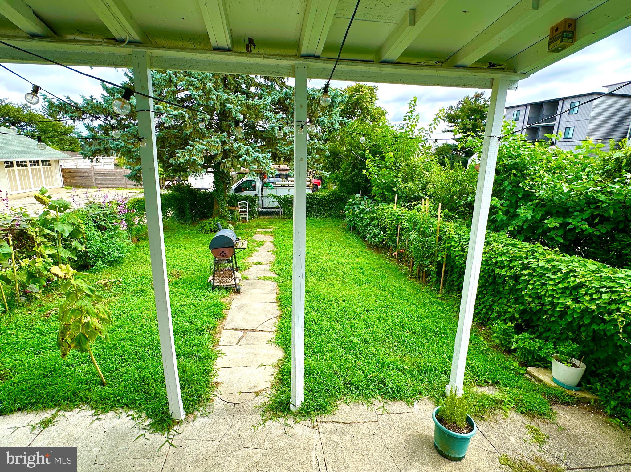 525 LEVERINGTON AVENUE 1R