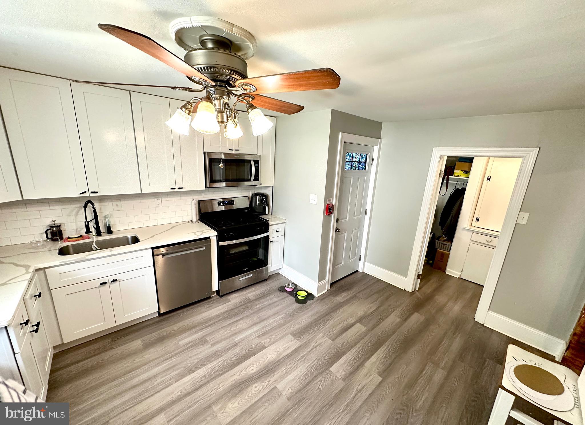 525 LEVERINGTON AVENUE 1R