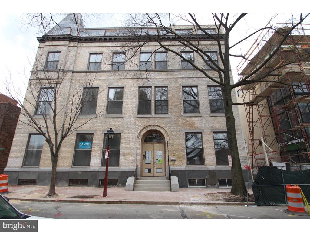 220 S 3RD ST #204