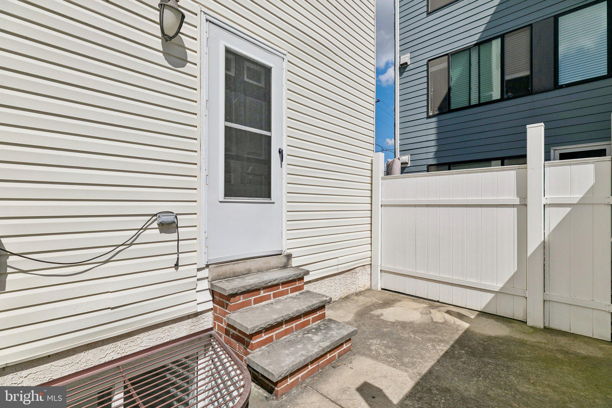 1702 CARPENTER STREET