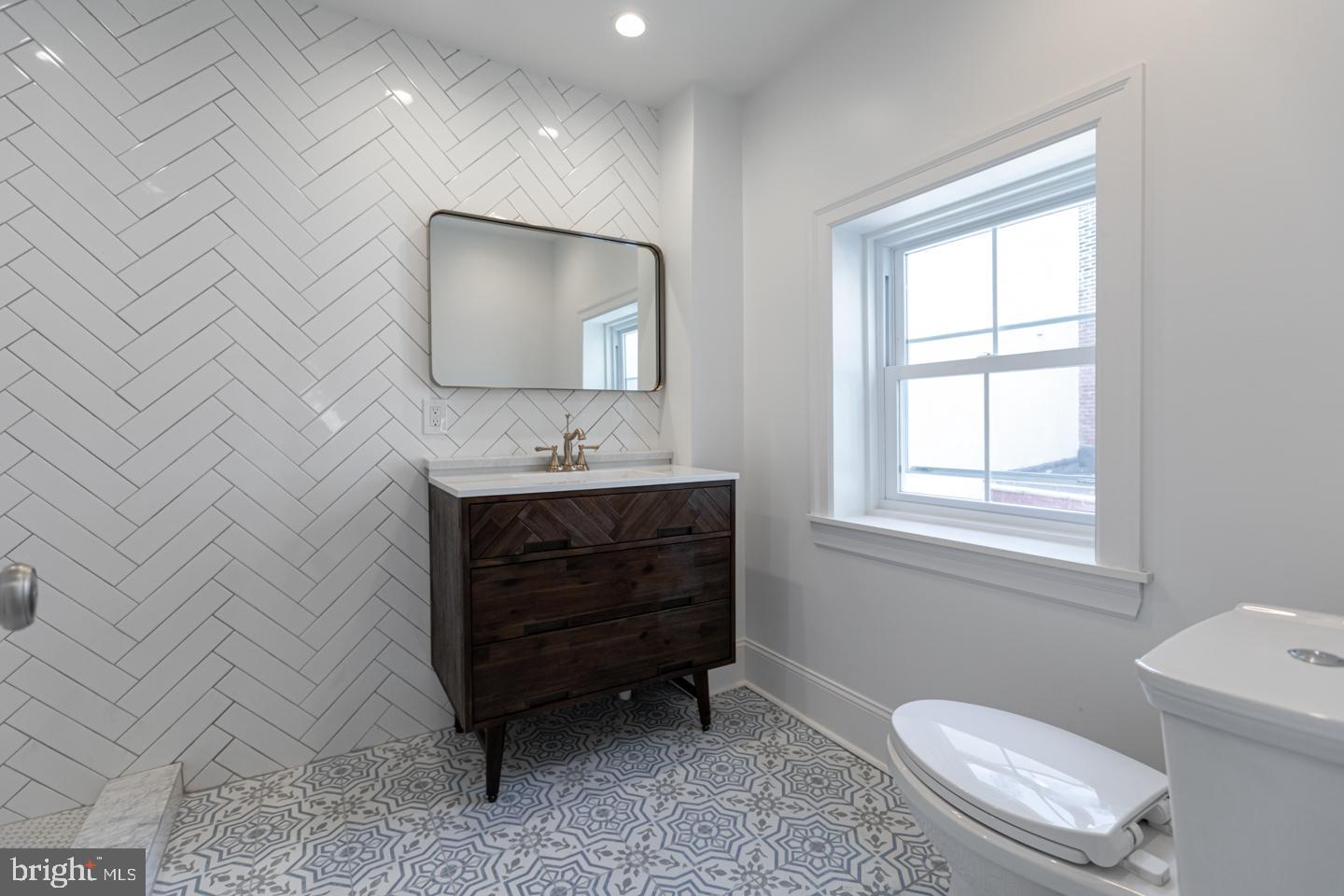 130 W LAUREL STREET 2