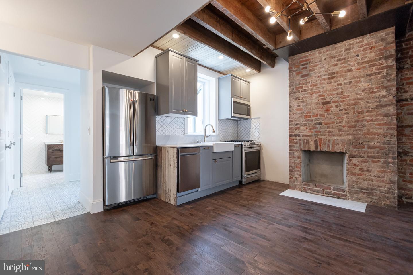 130 W LAUREL STREET 2