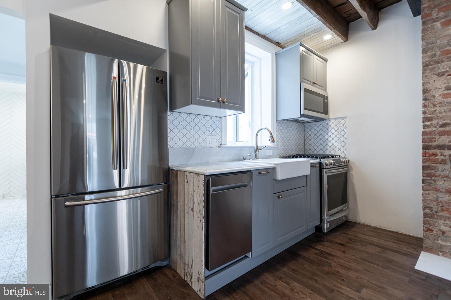 130 W LAUREL STREET 2