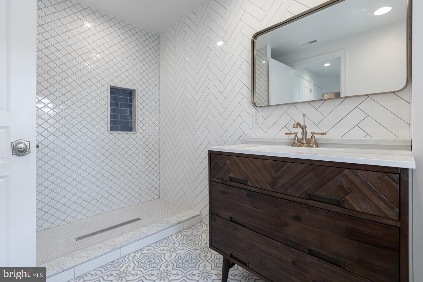 130 W LAUREL STREET 2