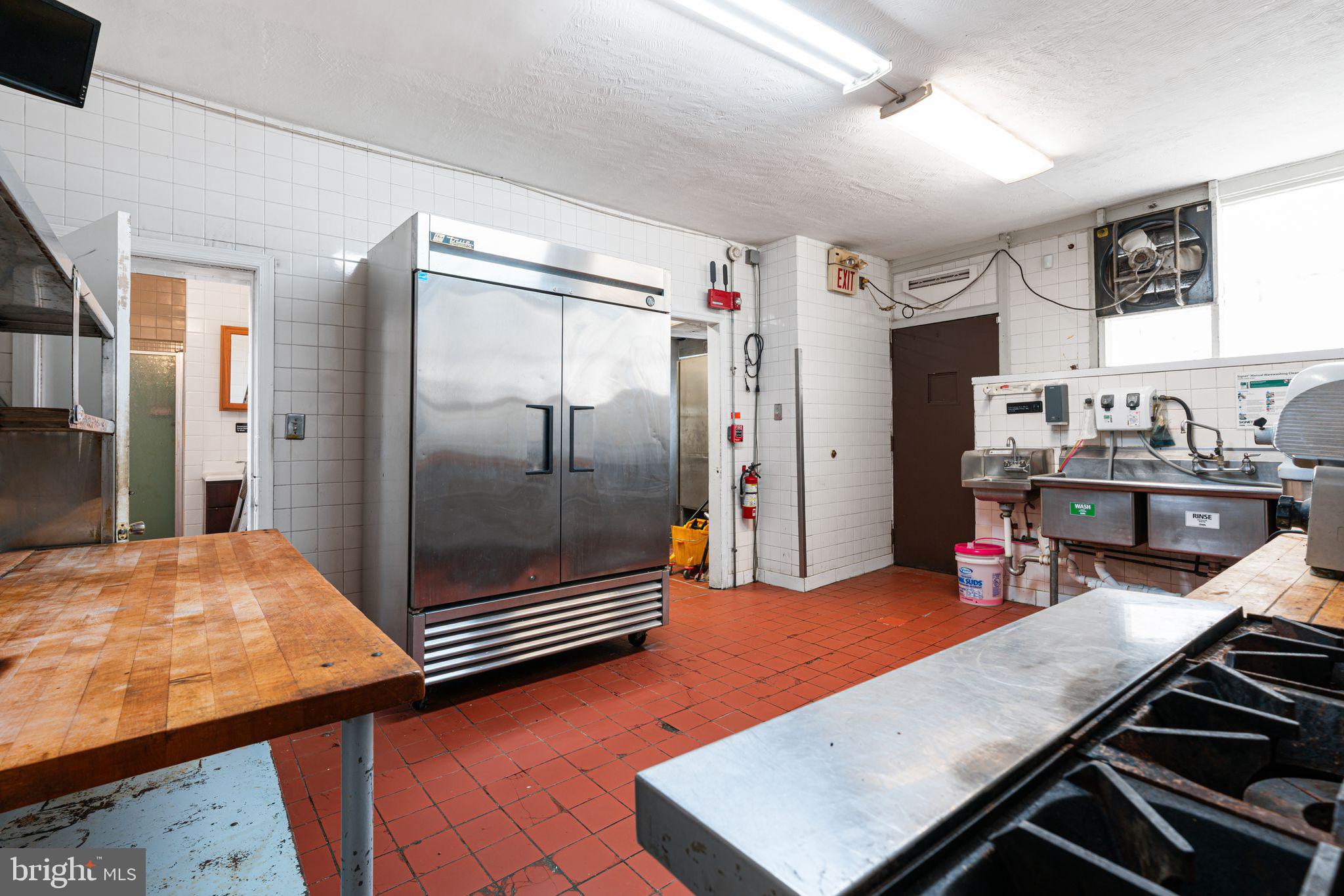 6452 LANSDOWNE AVENUE