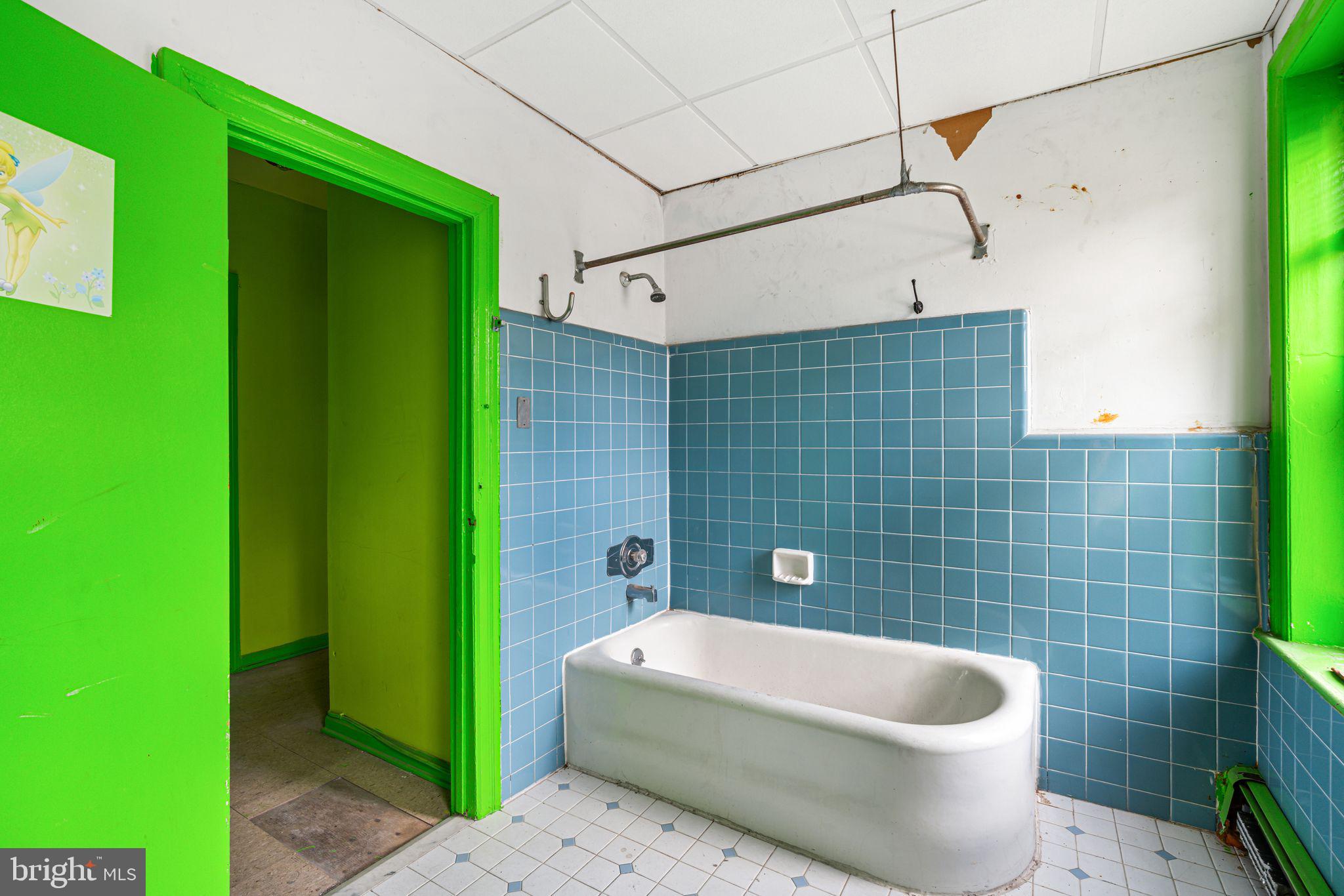 6452 LANSDOWNE AVENUE