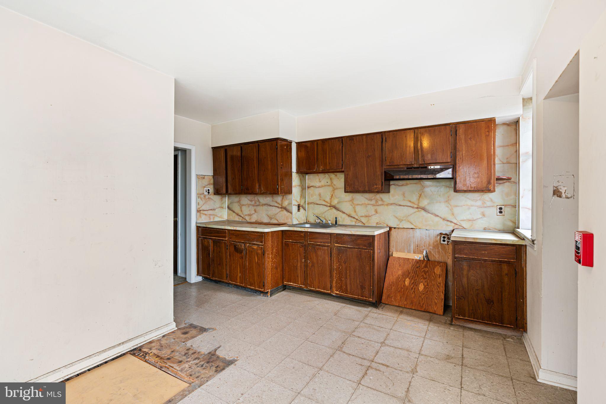 6452 LANSDOWNE AVENUE