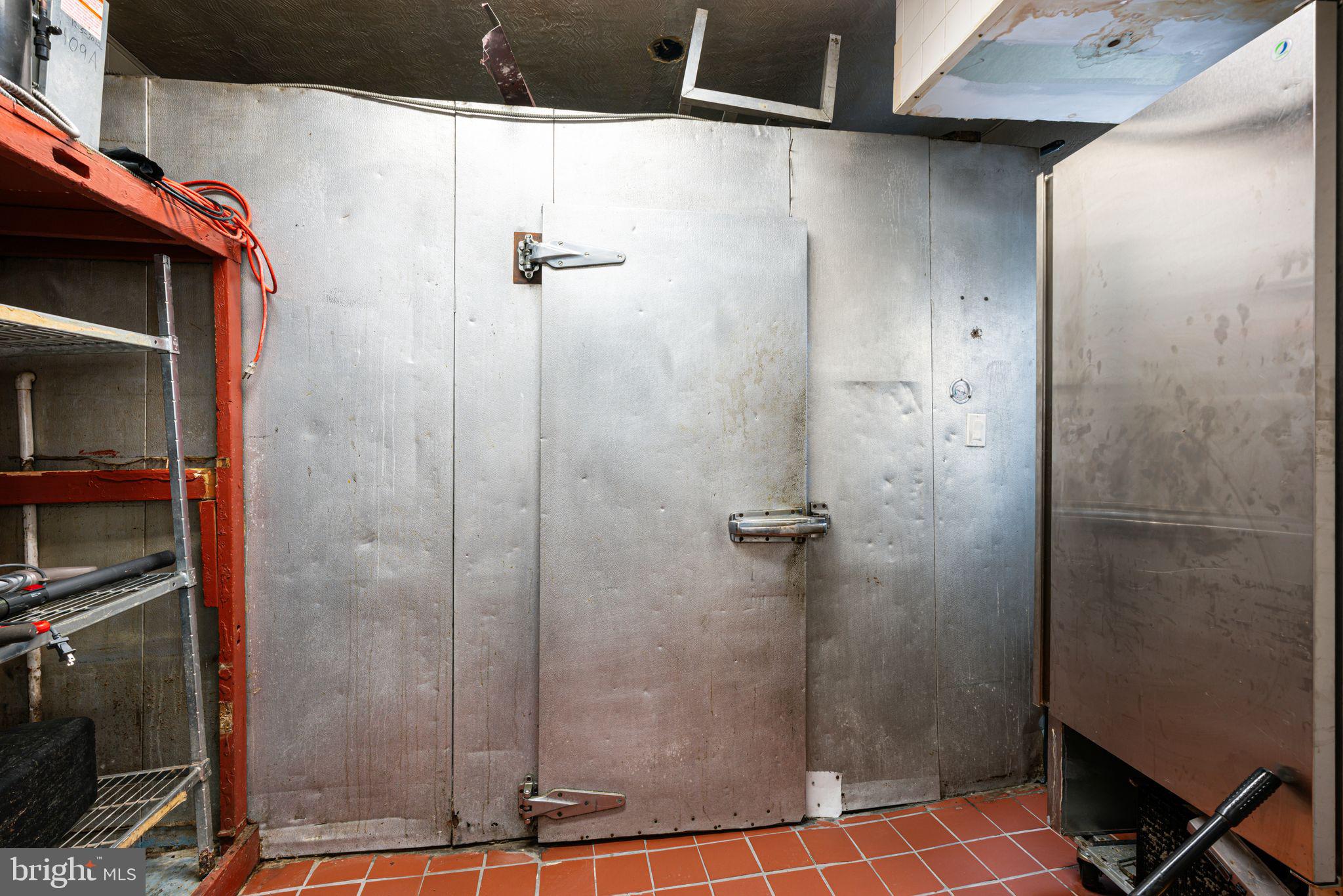 6452 LANSDOWNE AVENUE