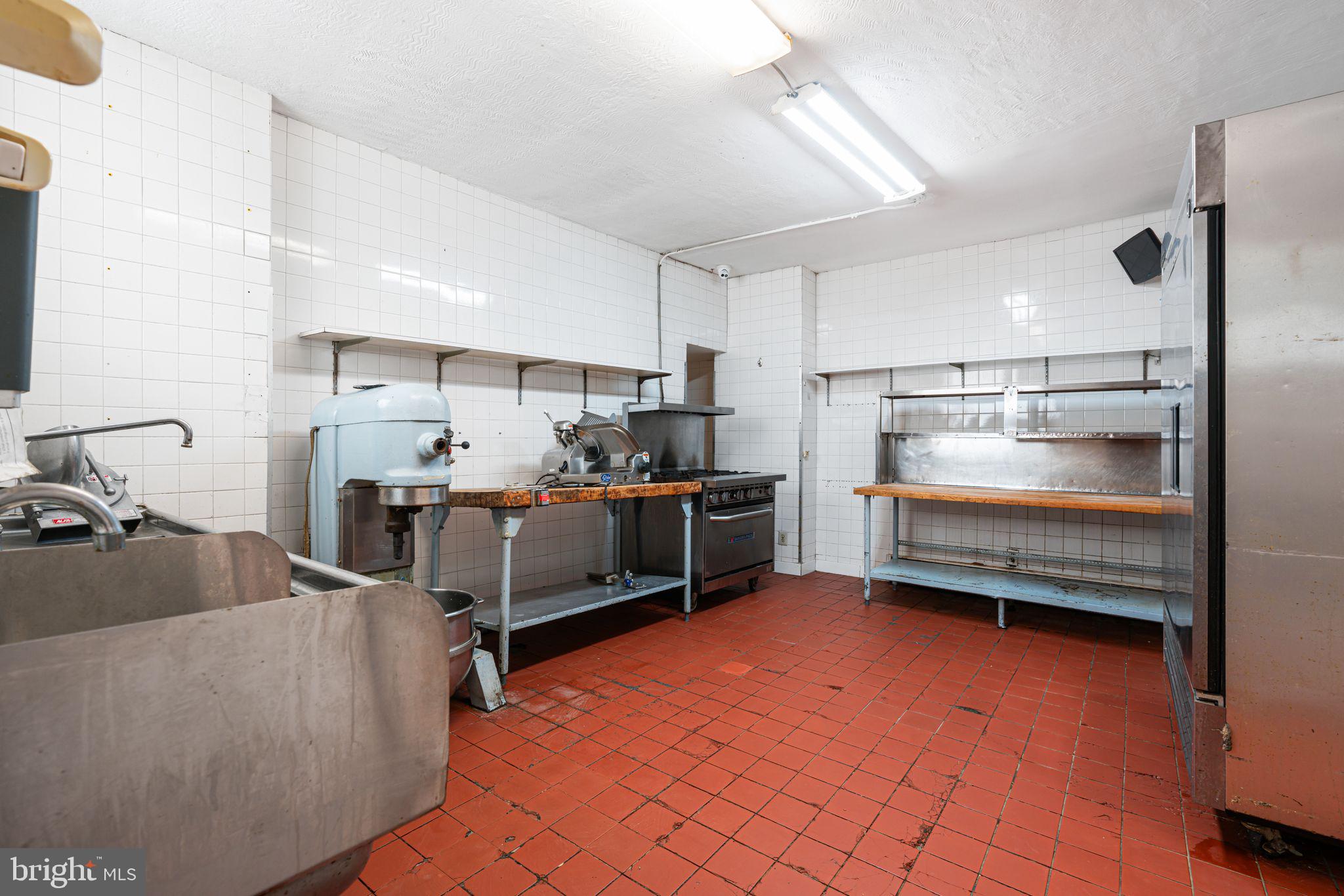 6452 LANSDOWNE AVENUE