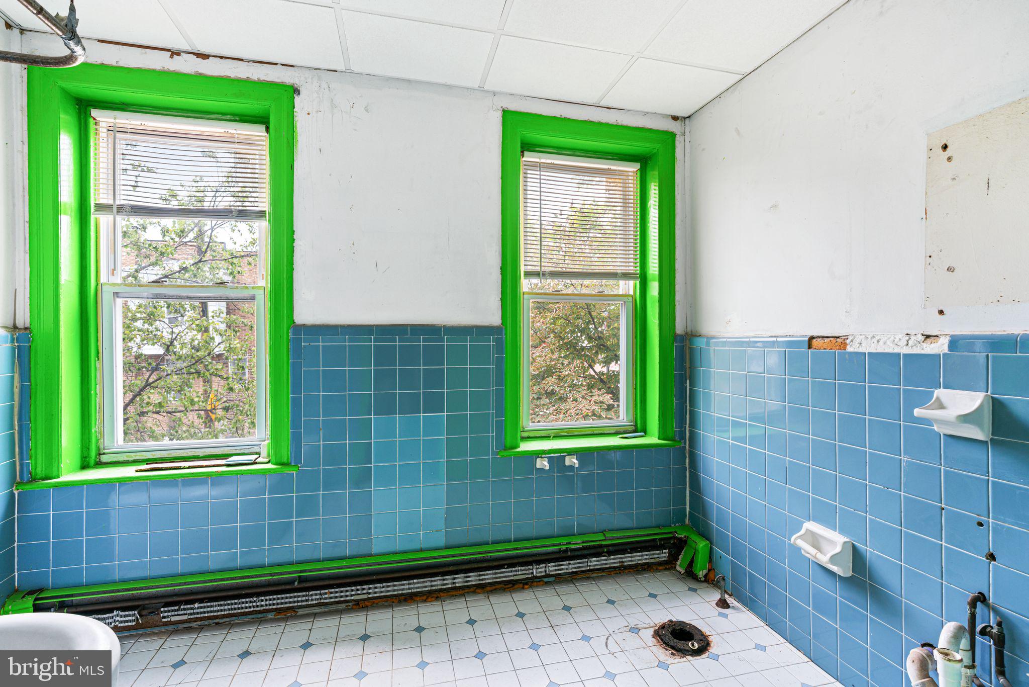 6452 LANSDOWNE AVENUE