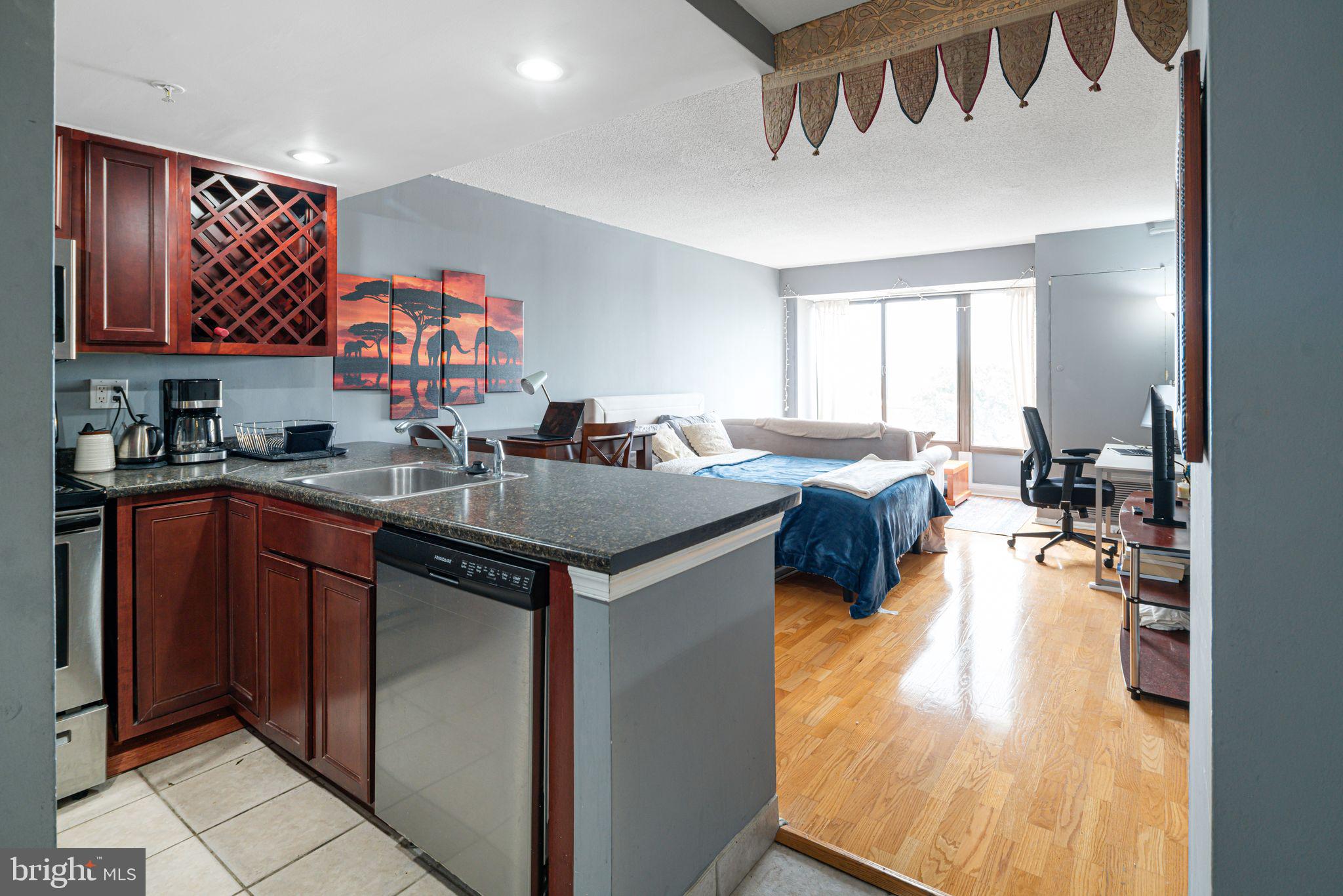 2001 HAMILTON STREET 1121