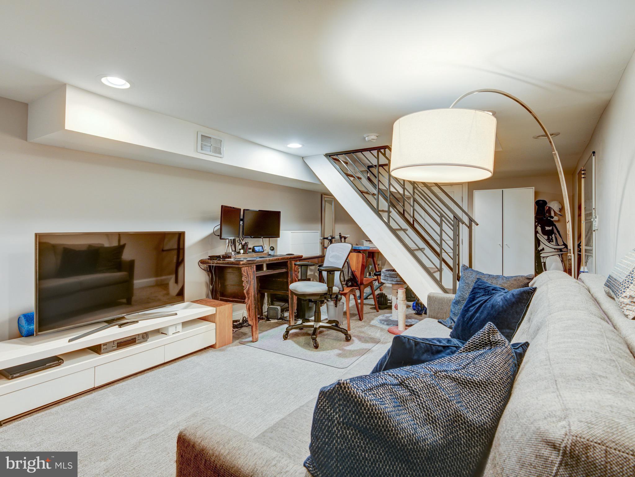 746 N UBER STREET
