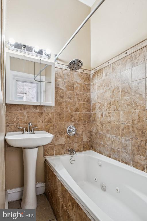 9 N 50TH STREET N 1