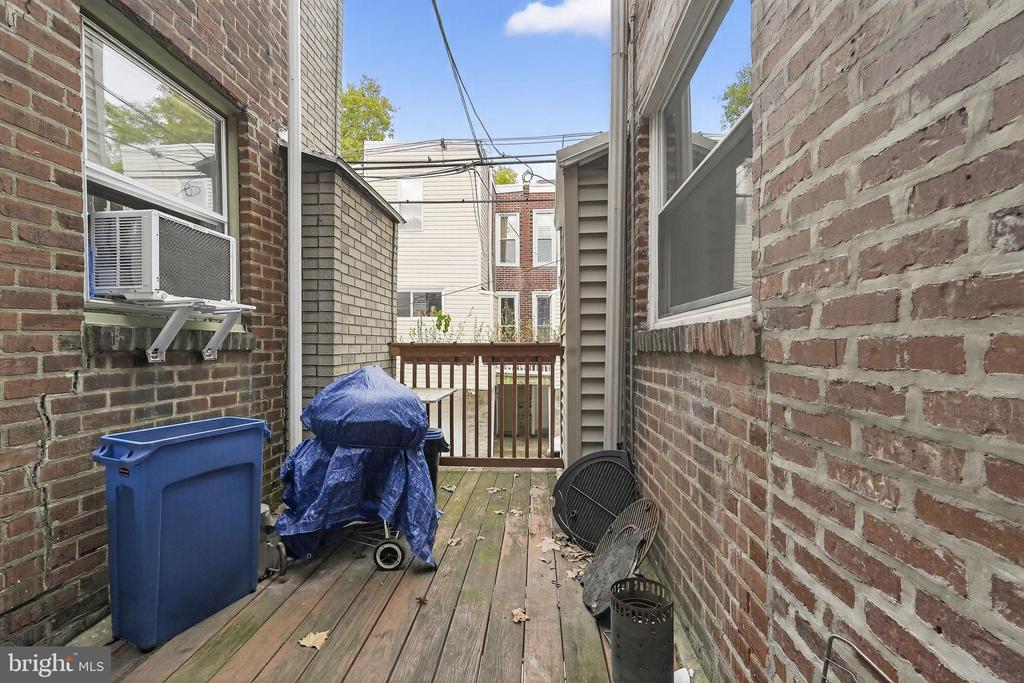 882 N WOODSTOCK STREET