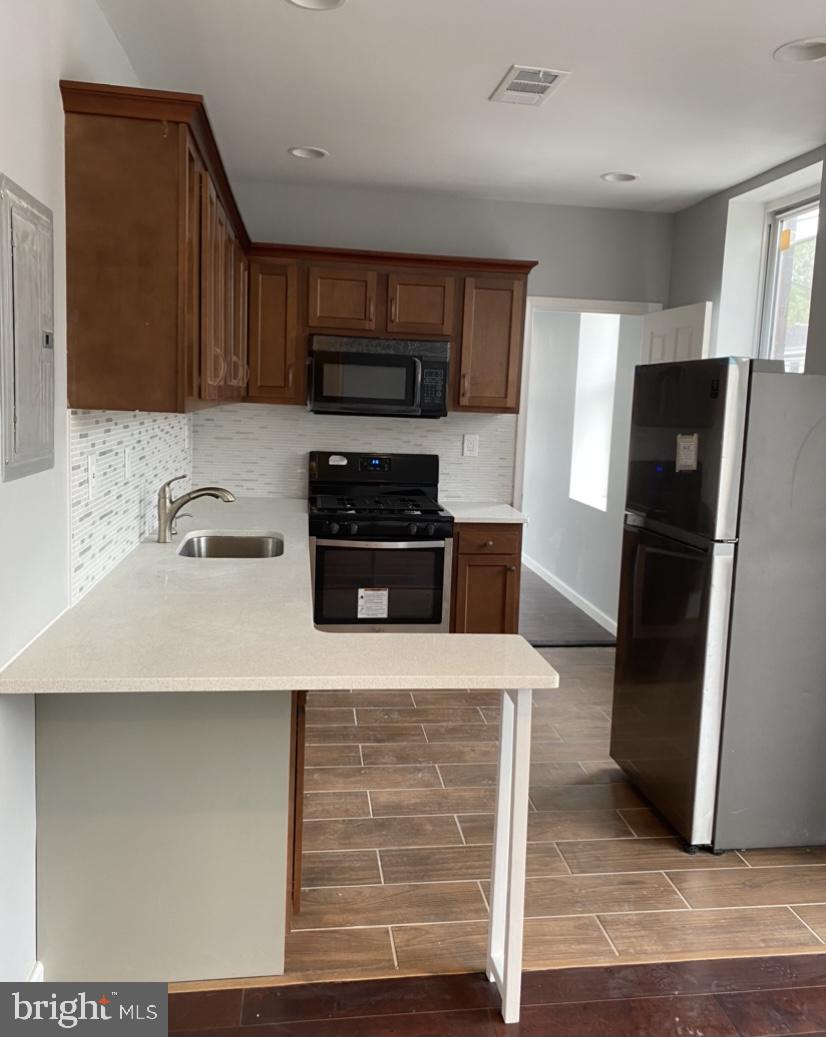 838 CORINTHIAN AVENUE 3