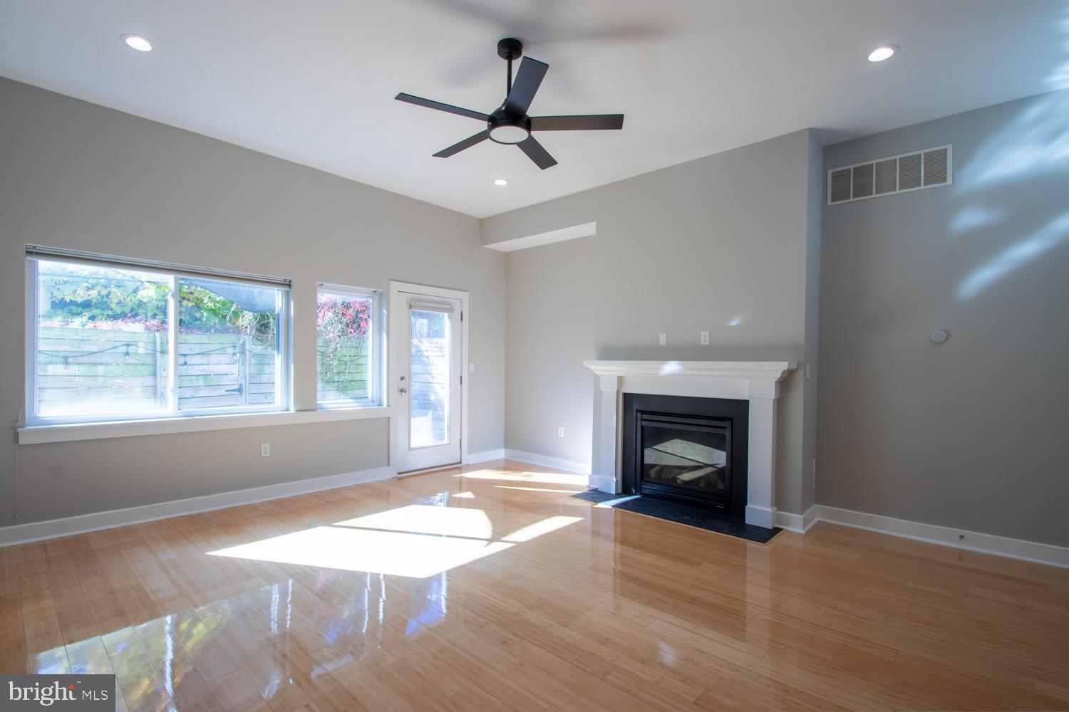 2304 E SERGEANT STREET