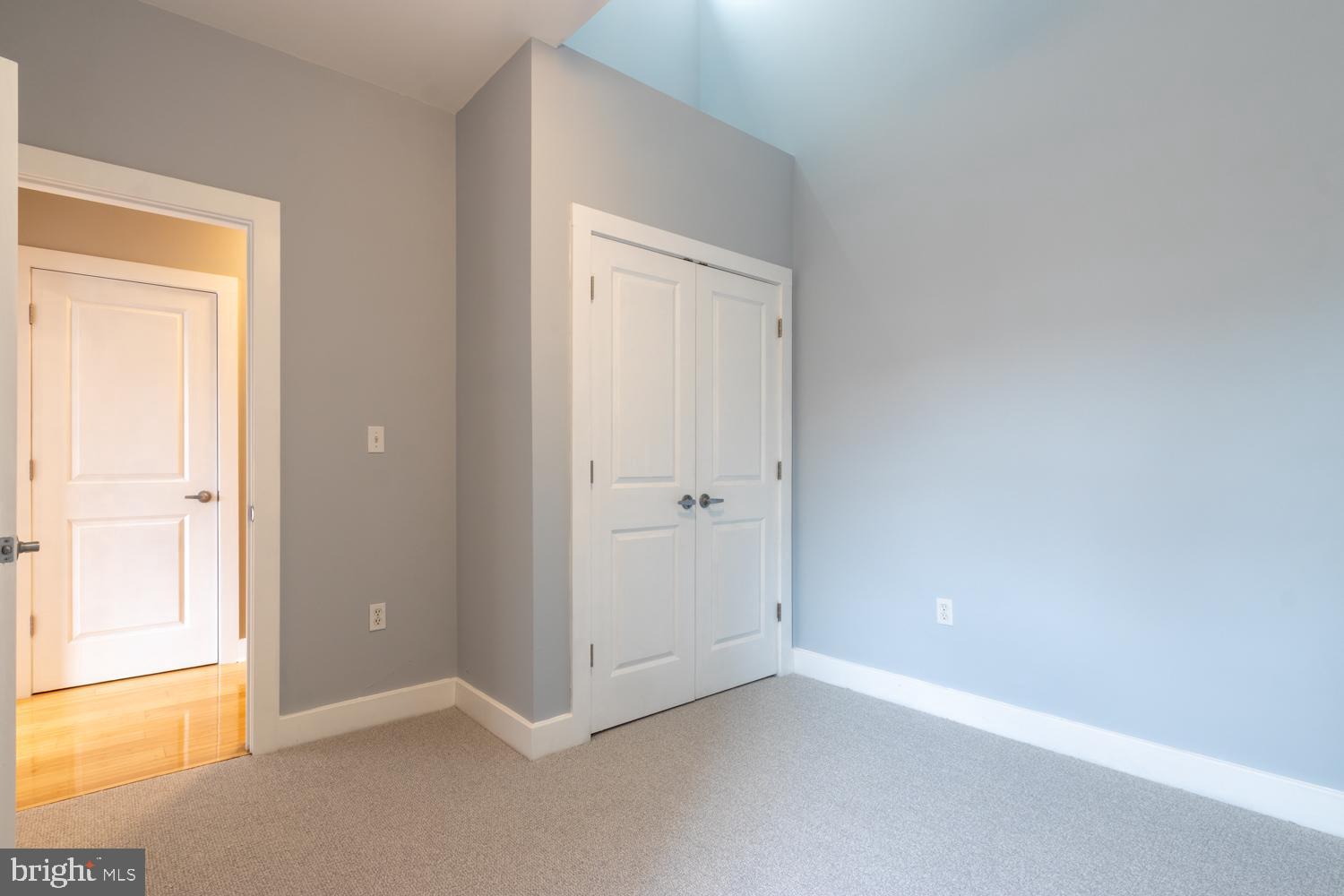 2304 E SERGEANT STREET