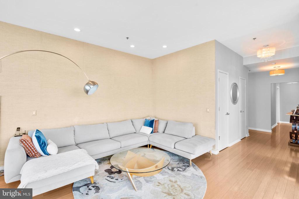 2101 MARKET STREET 00 PH02