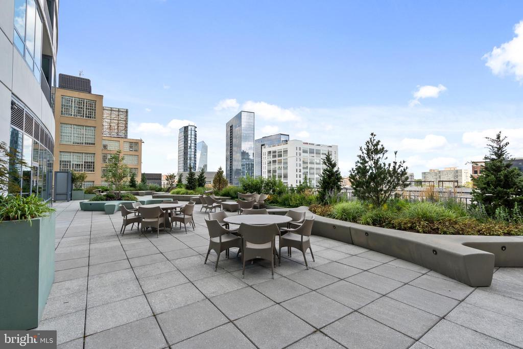 2101 MARKET STREET 00 PH02