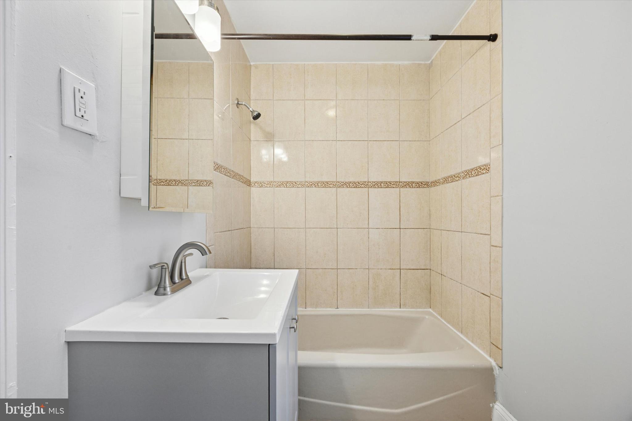 2575 E HUNTINGDON STREET