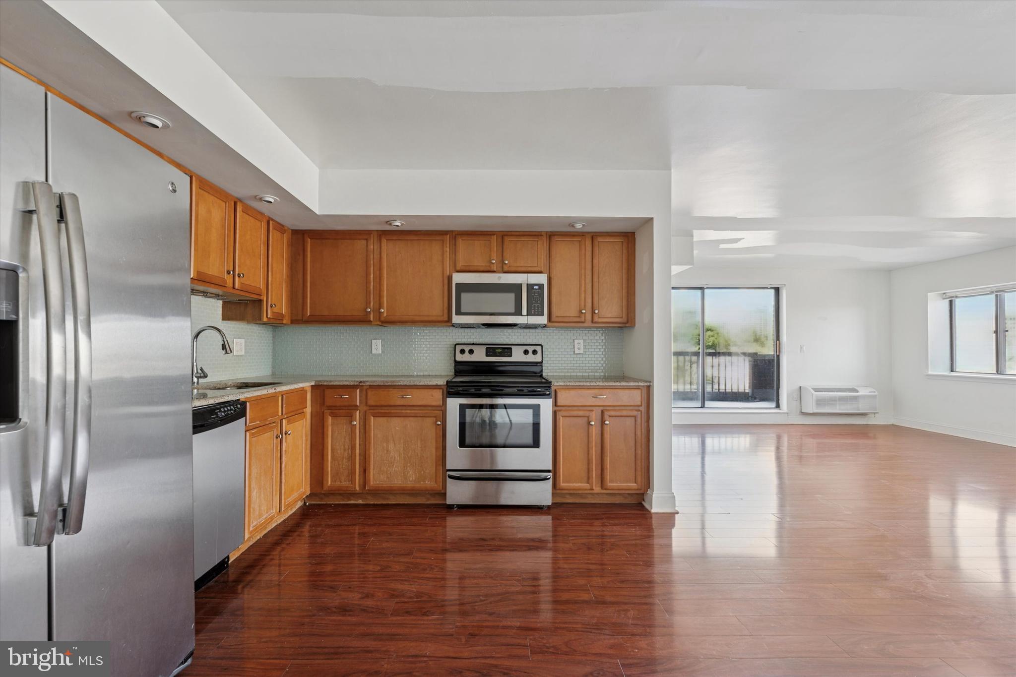 200 LOMBARD STREET 10 607