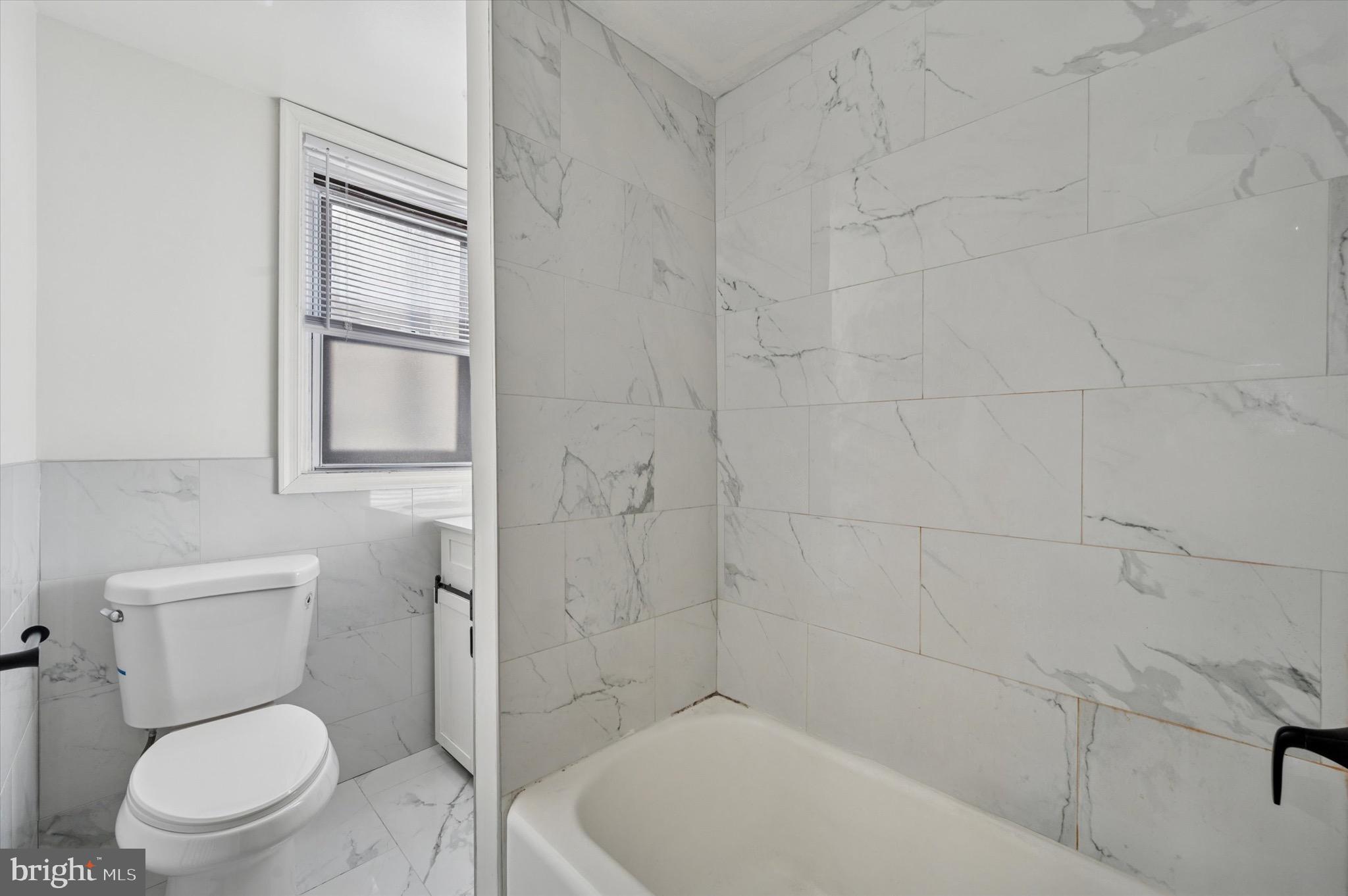 2038 S DARIEN STREET