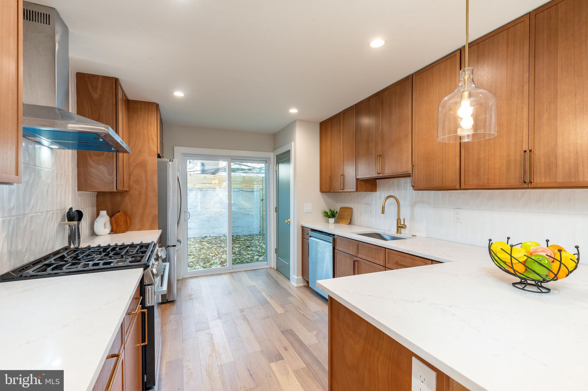 2033 DICKINSON STREET