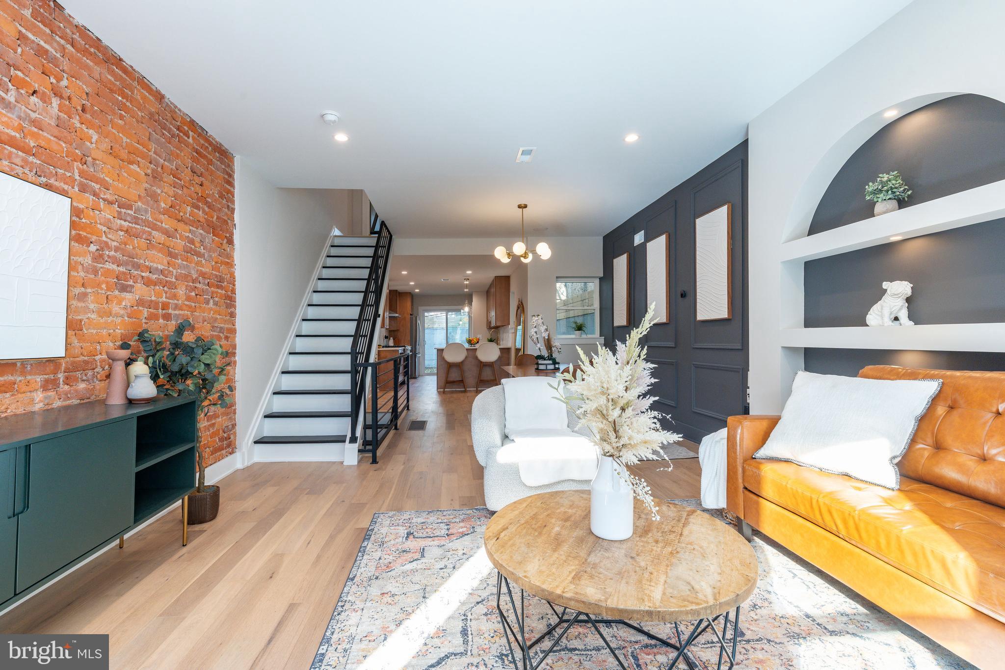 2033 DICKINSON STREET