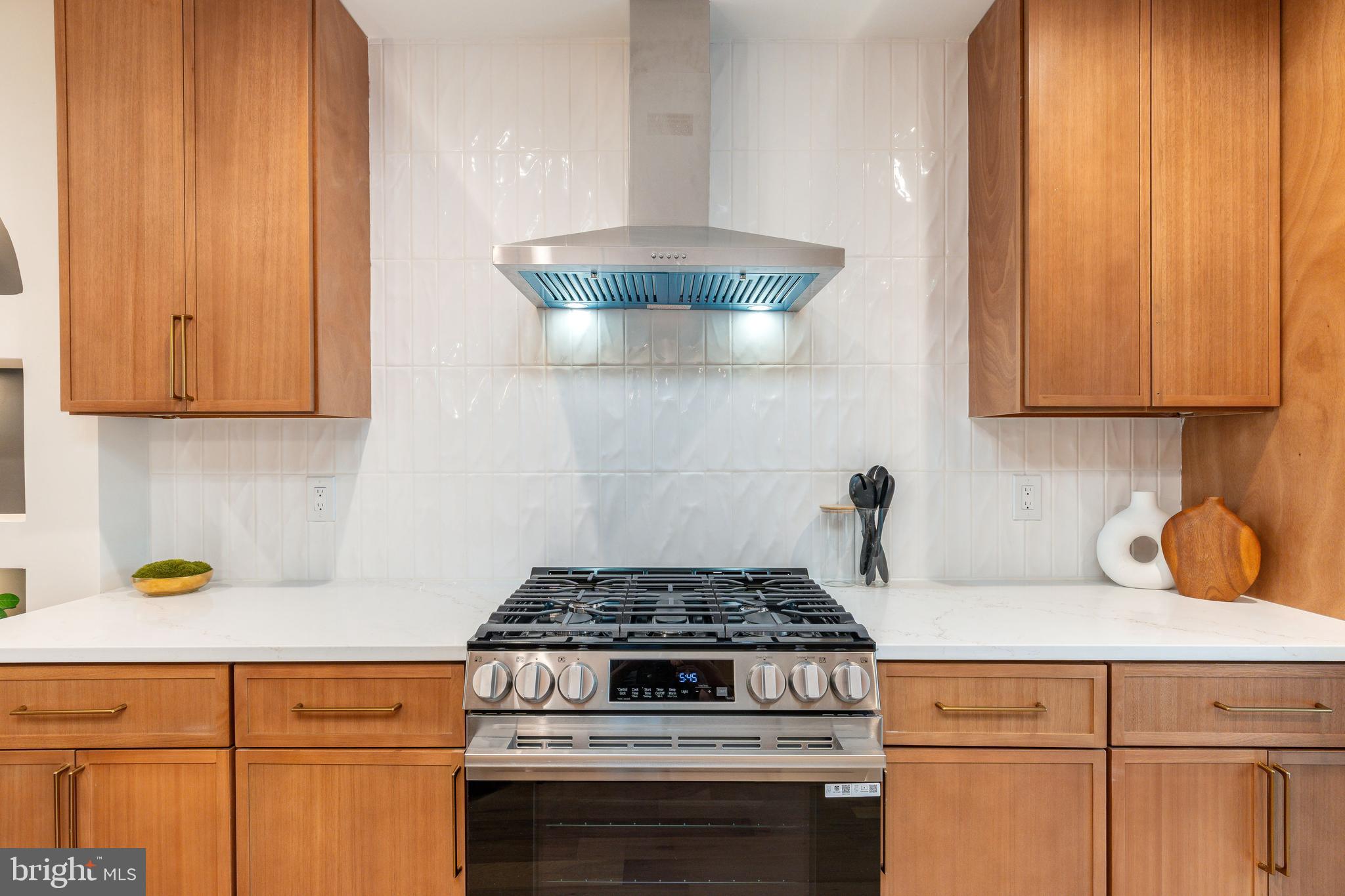 2033 DICKINSON STREET