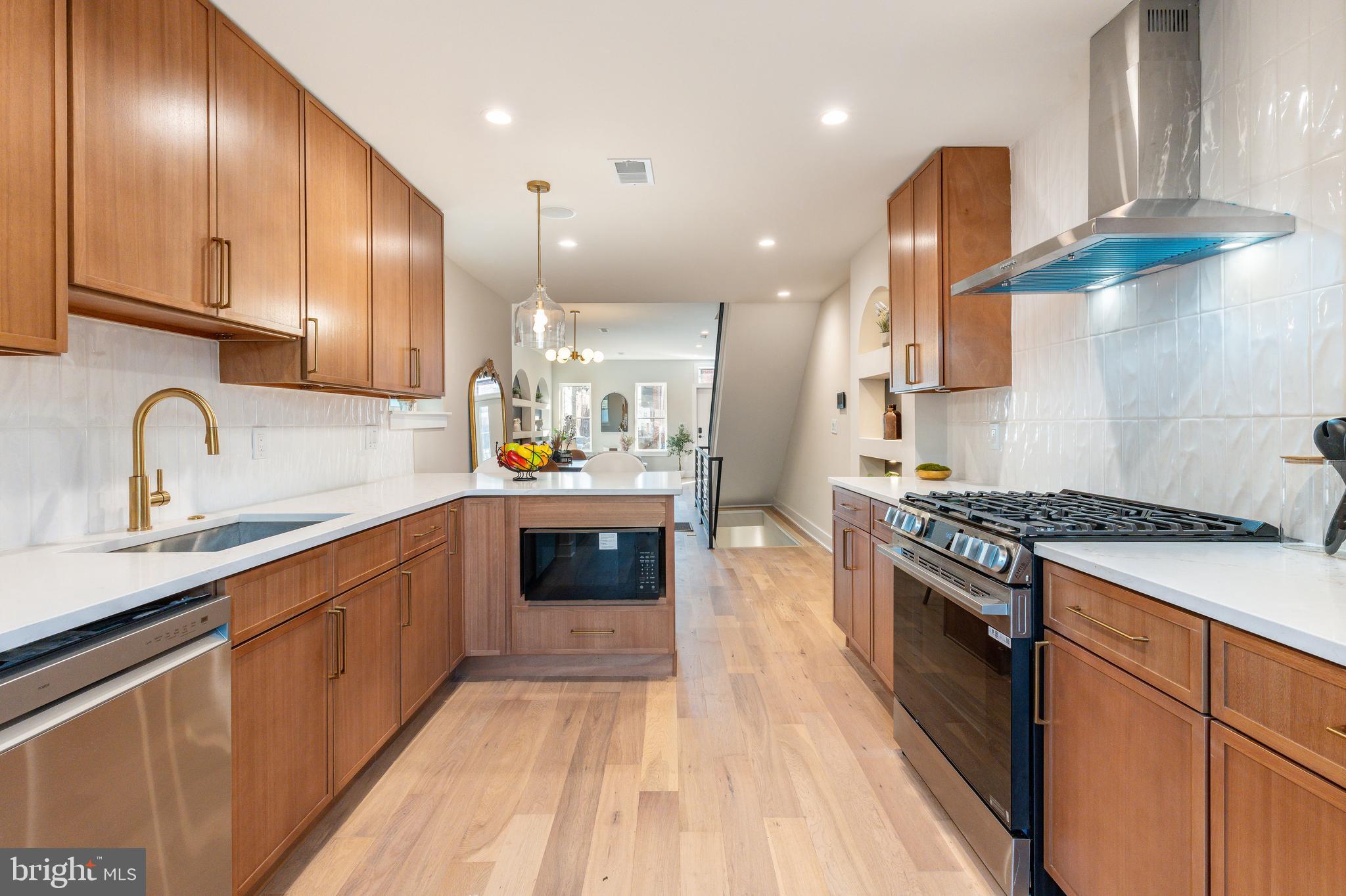 2033 DICKINSON STREET