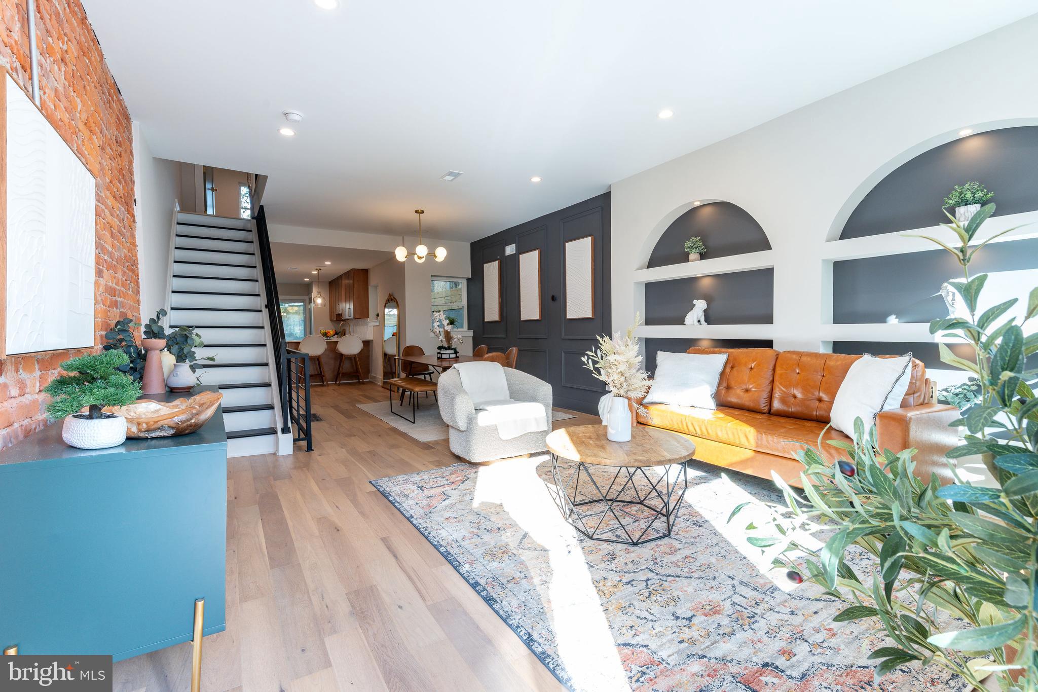 2033 DICKINSON STREET