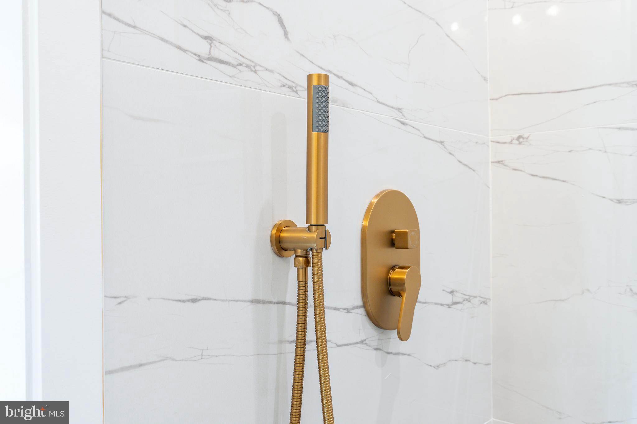 2033 DICKINSON STREET