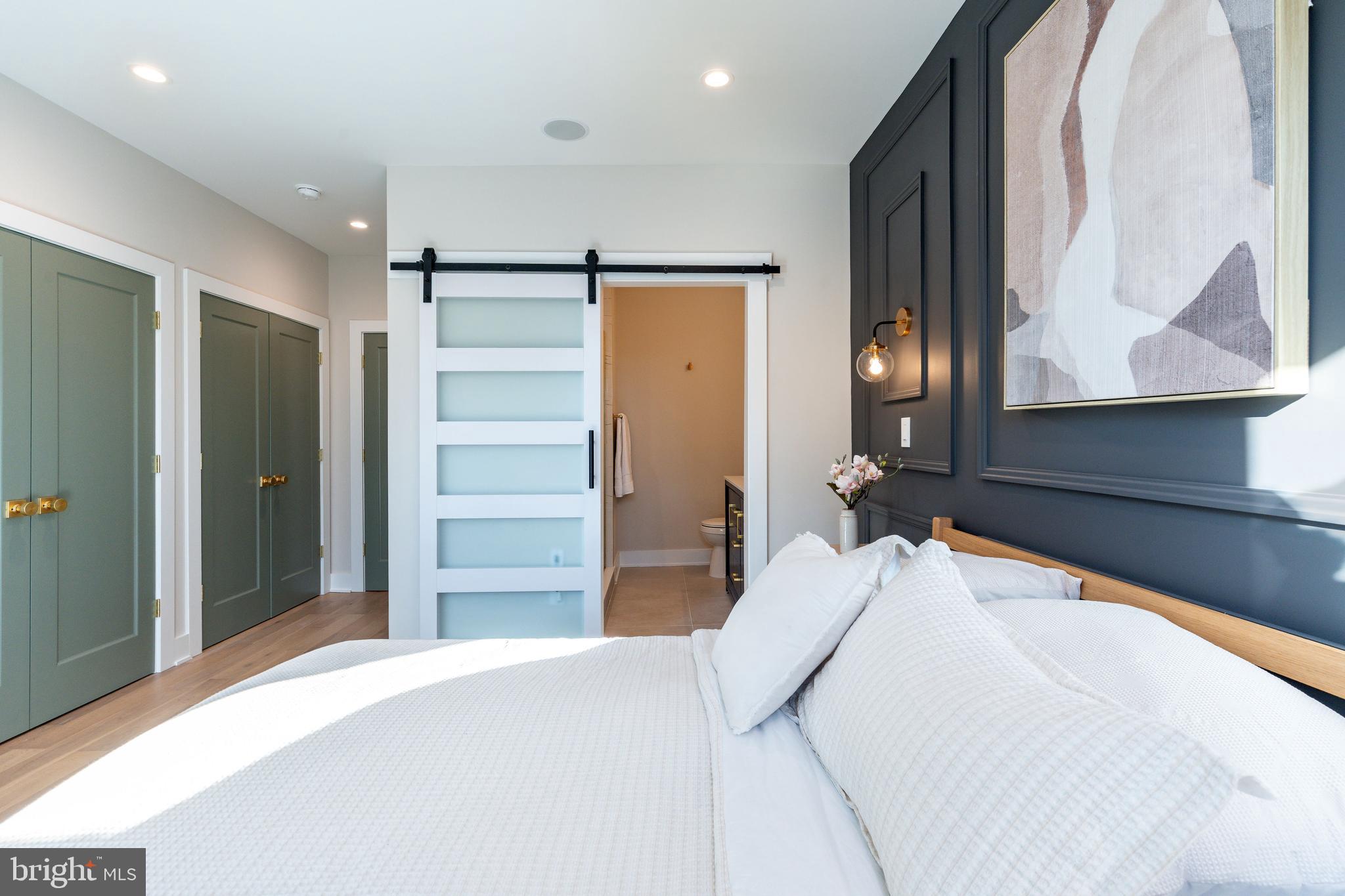 2033 DICKINSON STREET