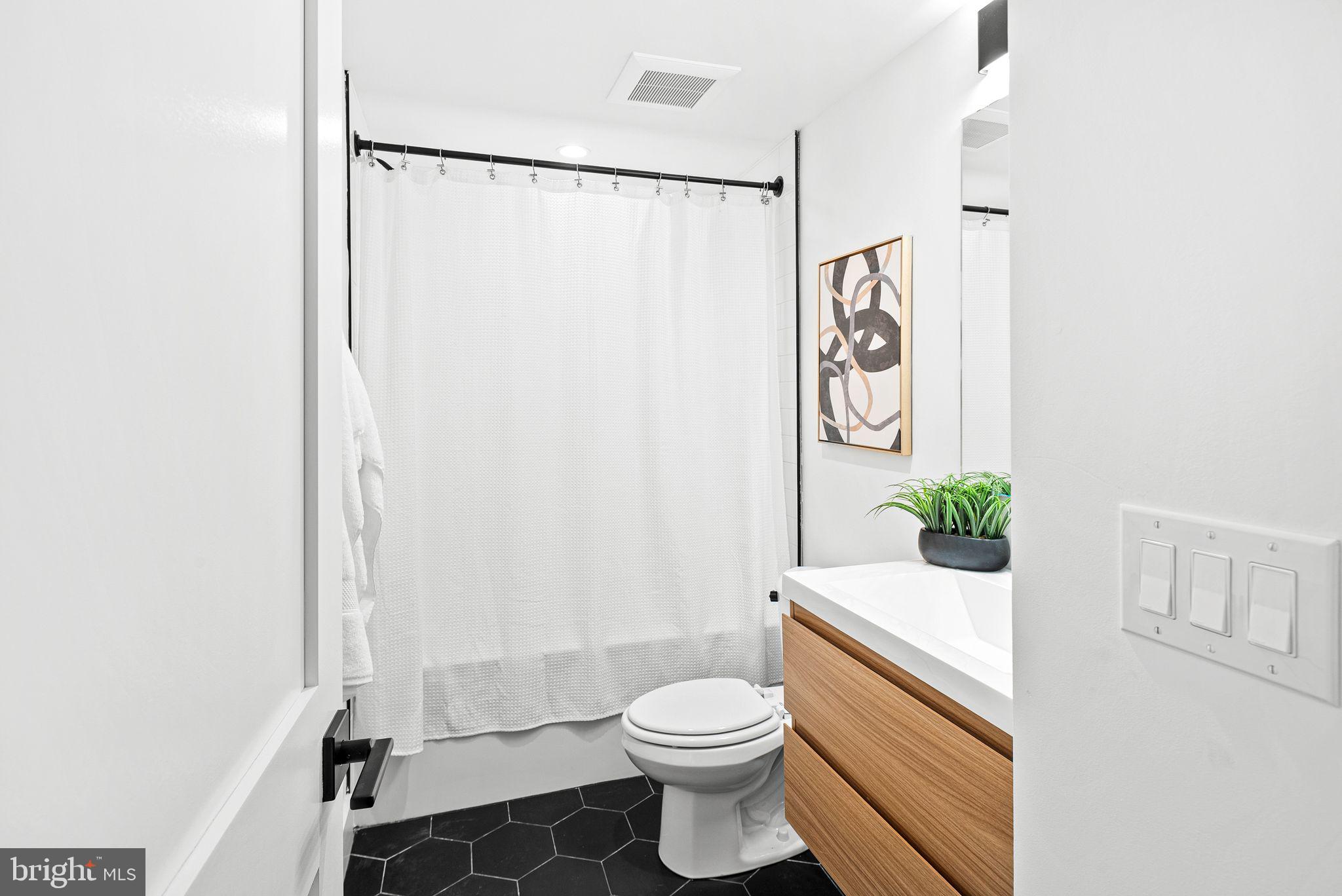 2811 S HUTCHINSON STREET