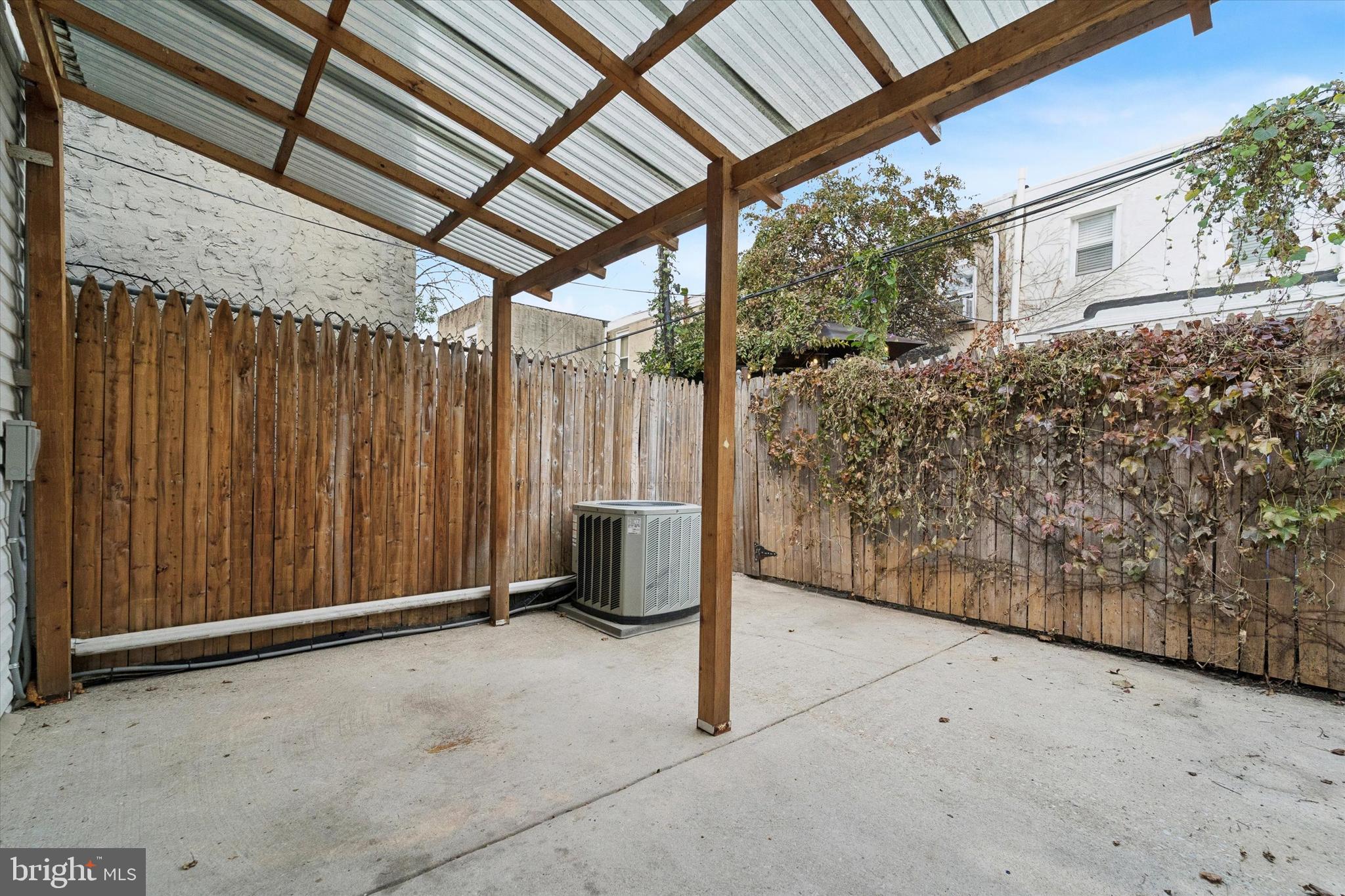 2353 E HUNTINGDON STREET