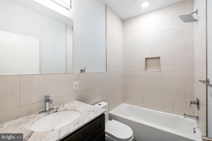 1752 N MARSHALL STREET 1