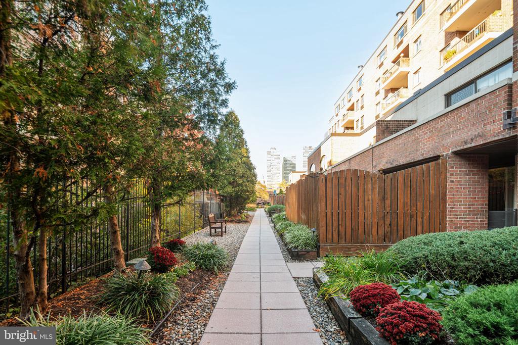 200 LOMBARD STREET 10 703